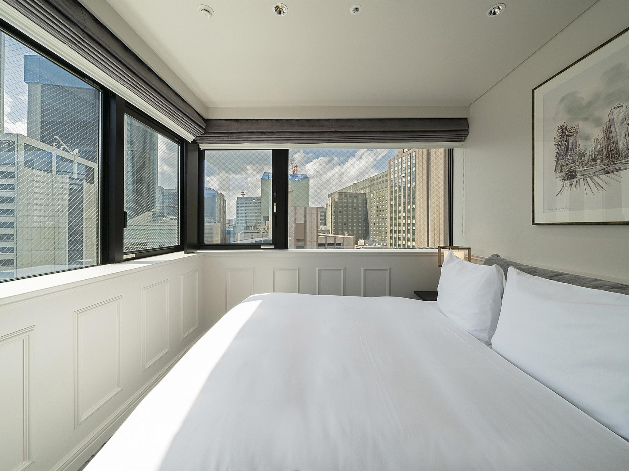Deluxe, Queen Bed, Train View