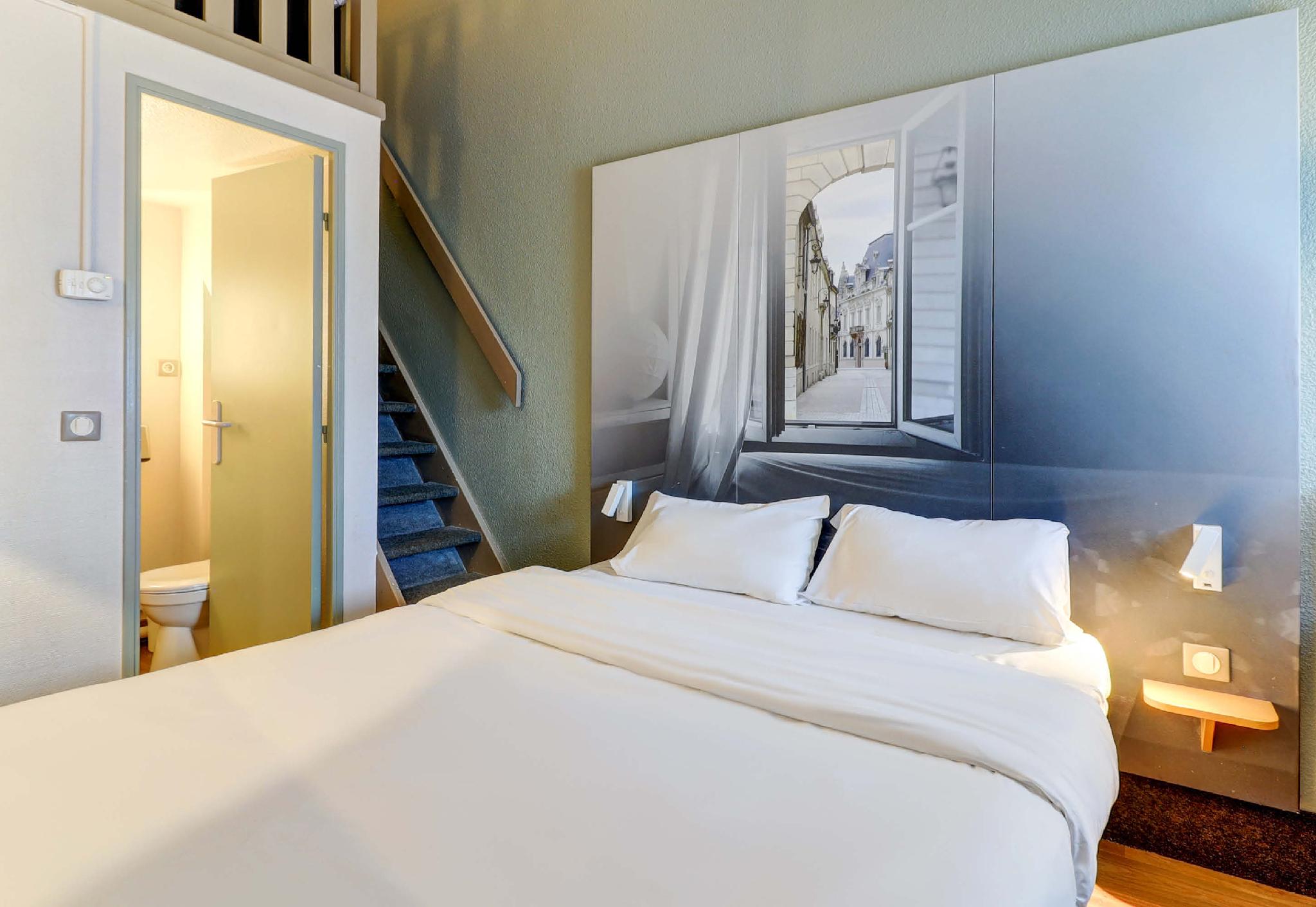 ROOM, QUADRUPLE