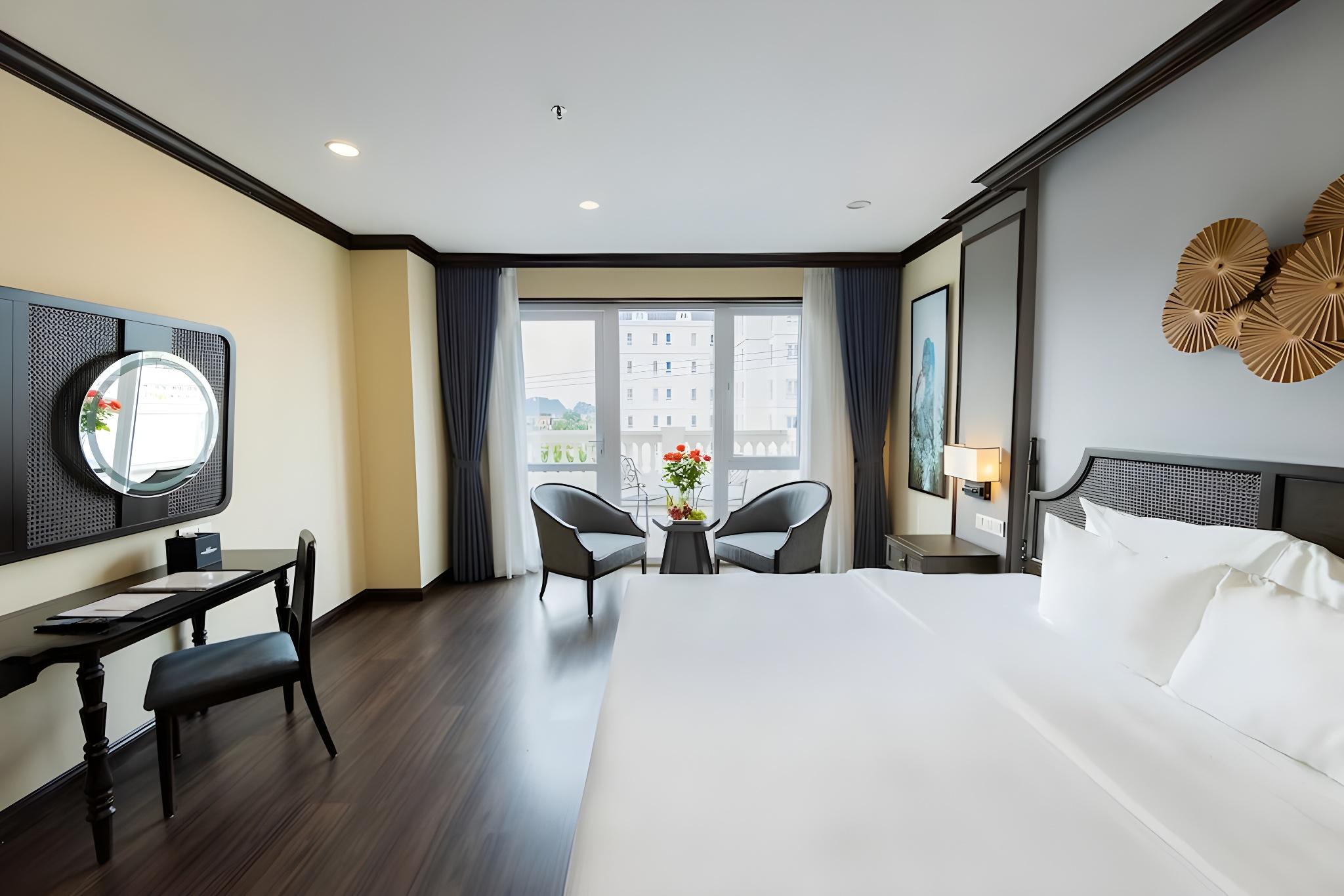 Grand, Connecting, Suite, Queen Bed, Sofa, Interior Wing
