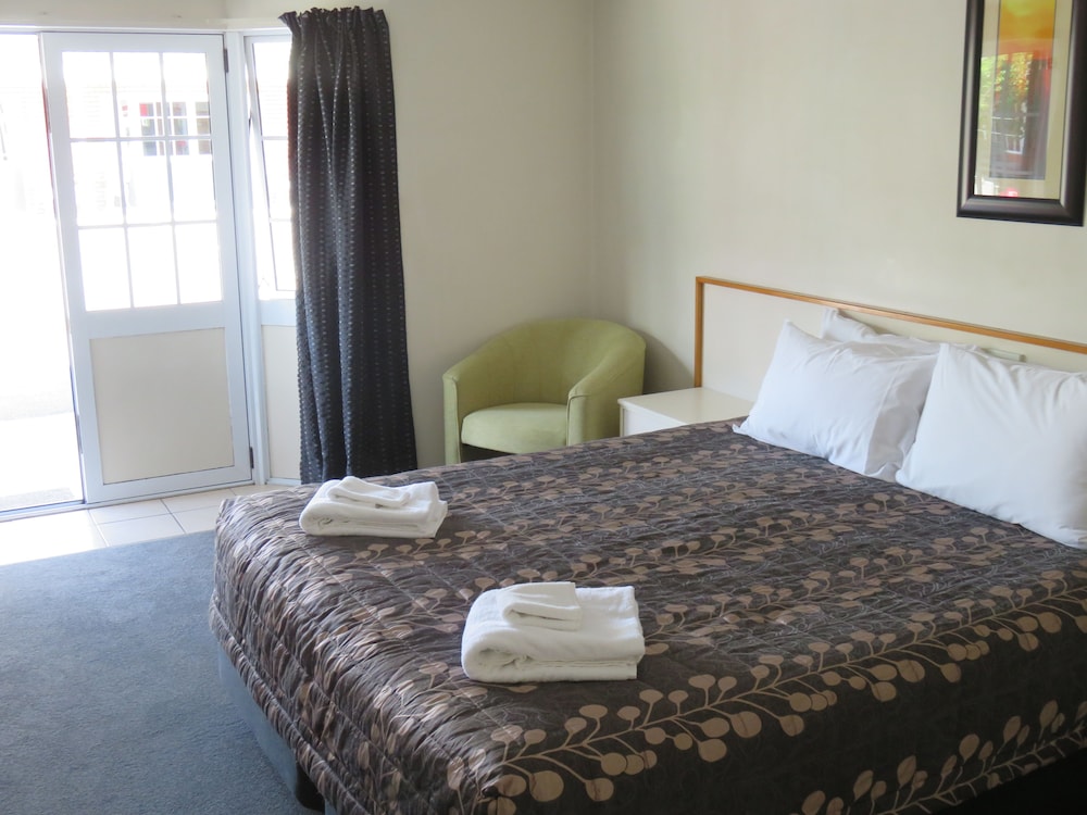 Admirals Motor Lodge 18/71