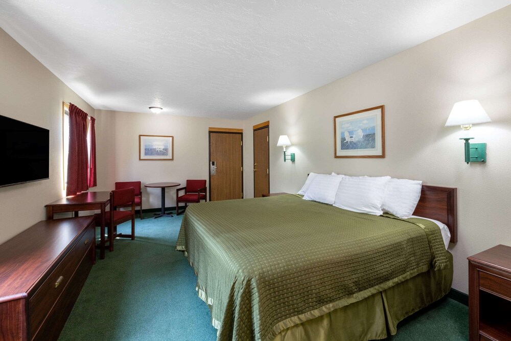 Travelodge by Wyndham Spirit Lake/Okoboji 17/53
