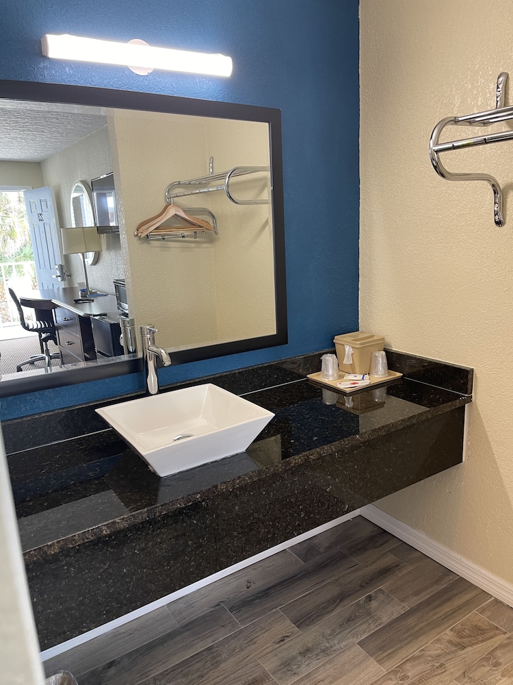Red Roof Inn Kissimmee, FL 28/37