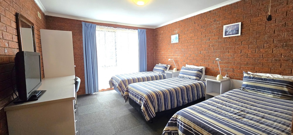 WHALERS REST MOTOR INN 13/56