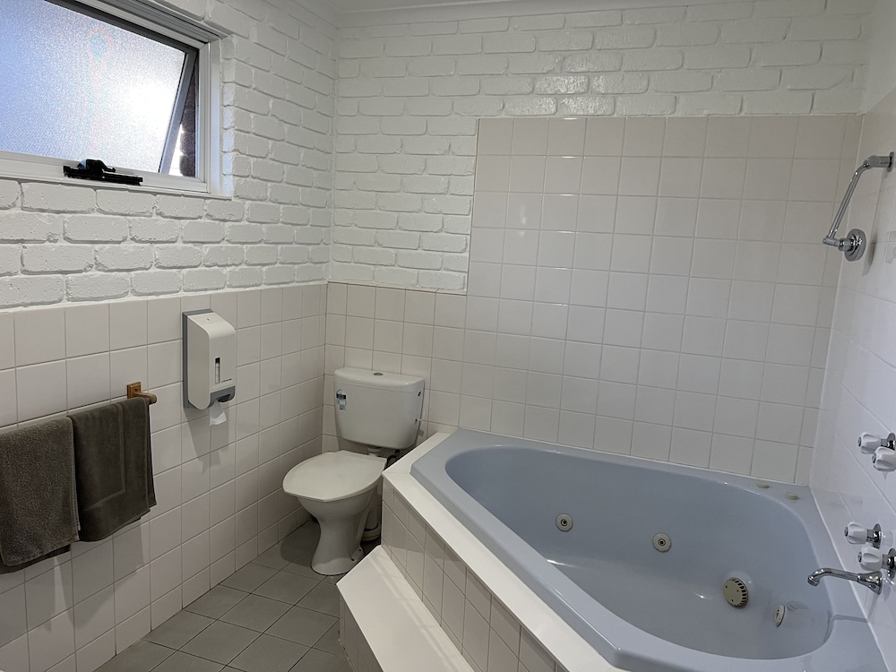 PORT CAMPBELL MOTOR INN 49/50