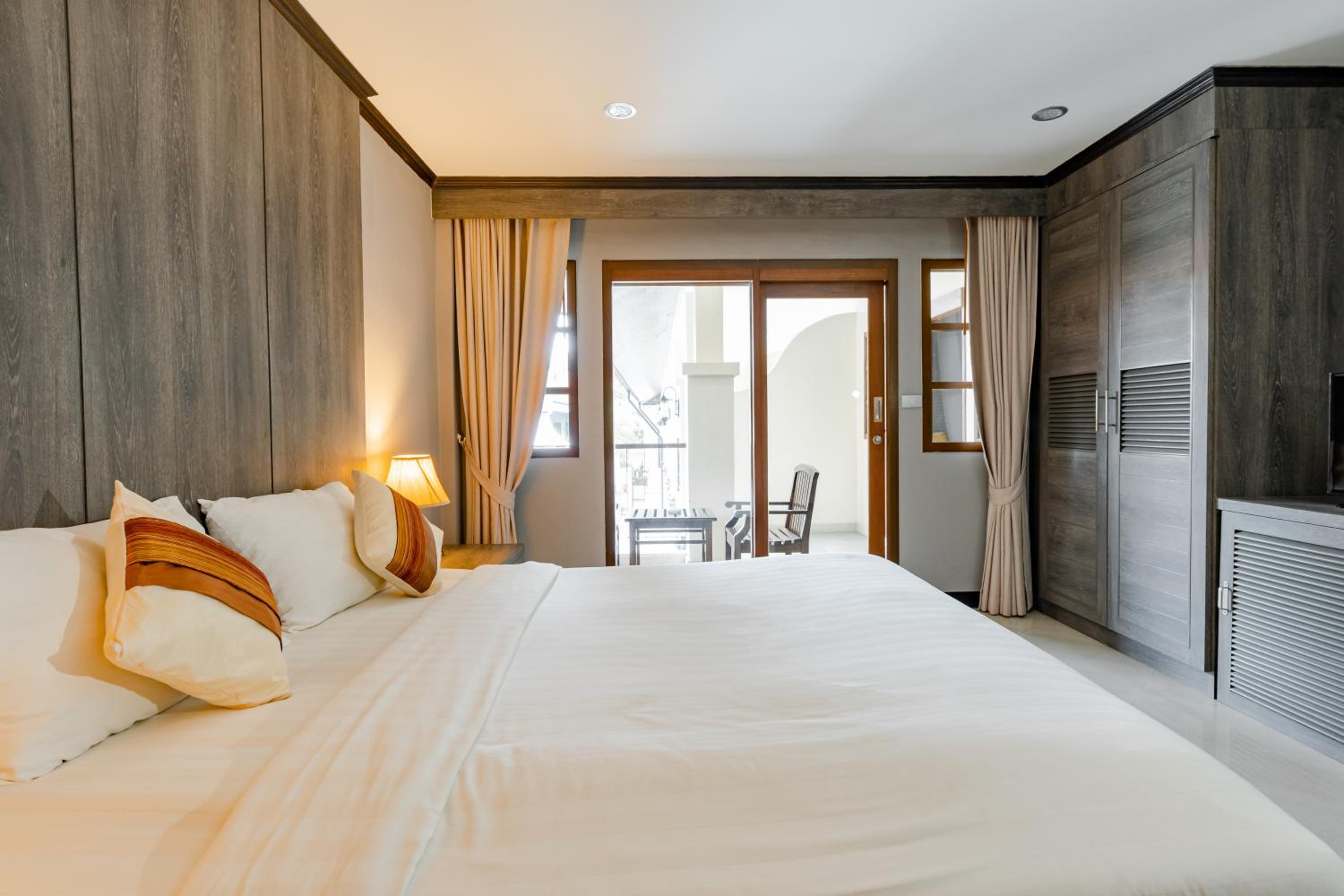 DELUXE, DOUBLE BED, POOL ACCESS