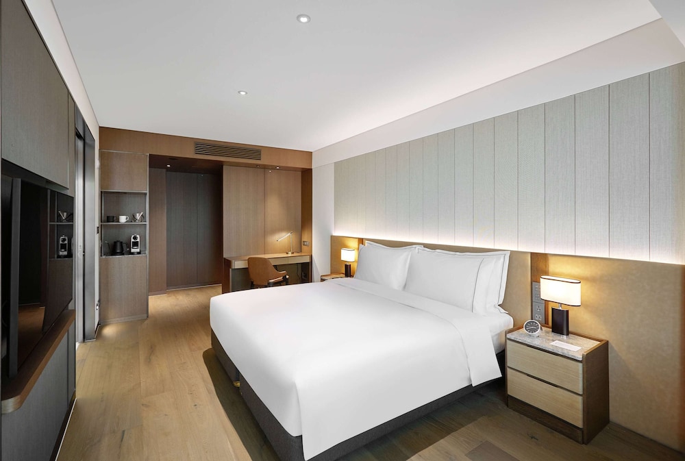 EXECUTIVE, KING BED