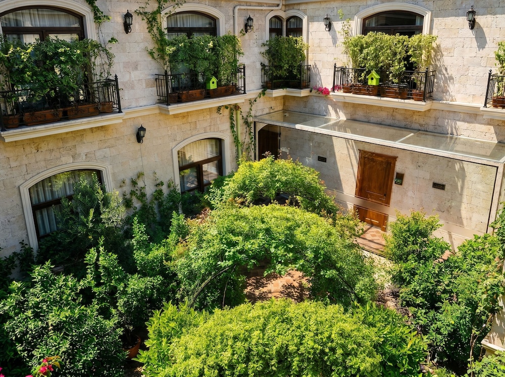 Midway Baku Hotel 64/68