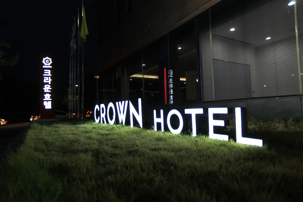 Crown Hotel 30/34