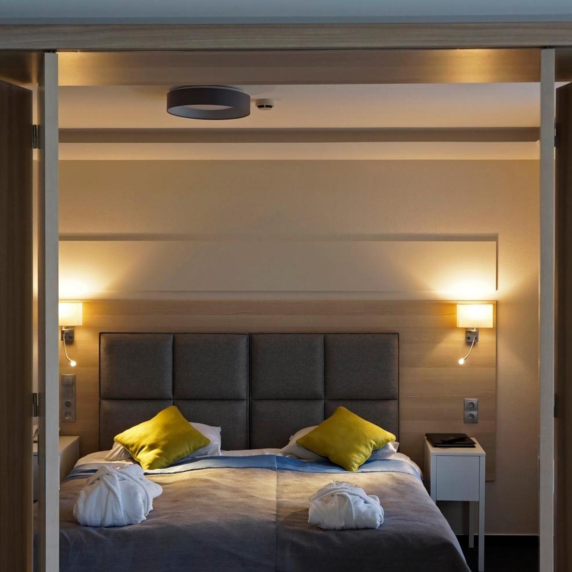 جناح، Amrita Hotel 2/10