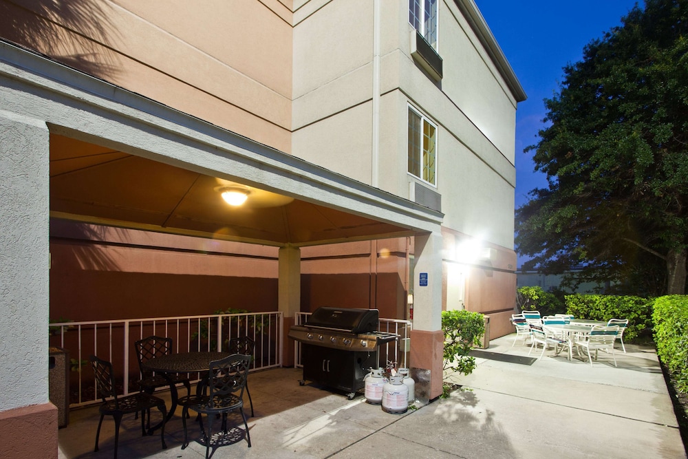 Sonesta Simply Suites Clearwater 6/43