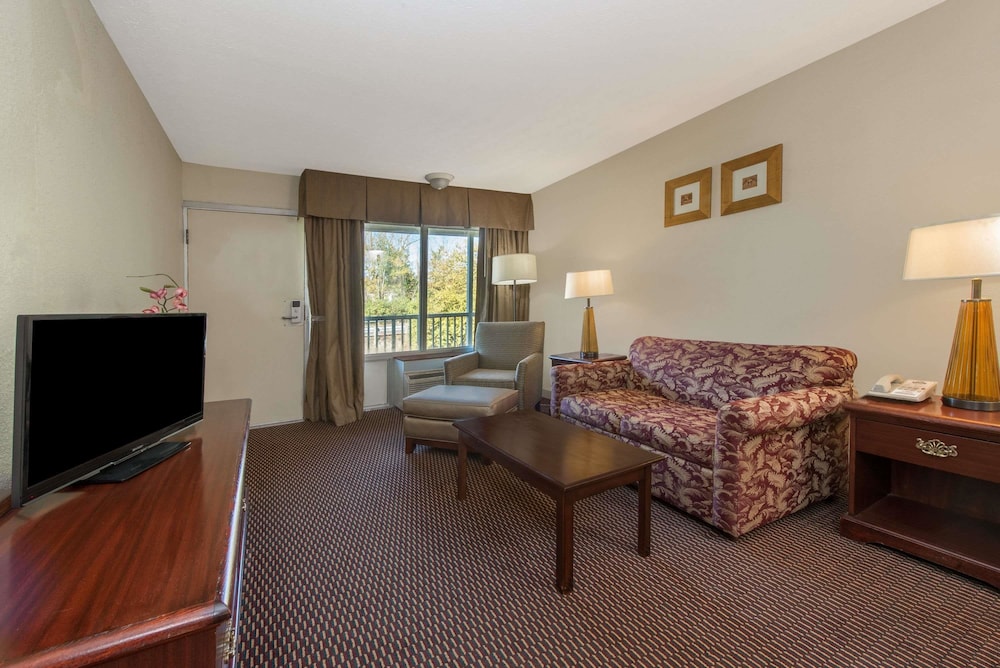 Days Inn & Suites By Wyndham Dayton North 15/19