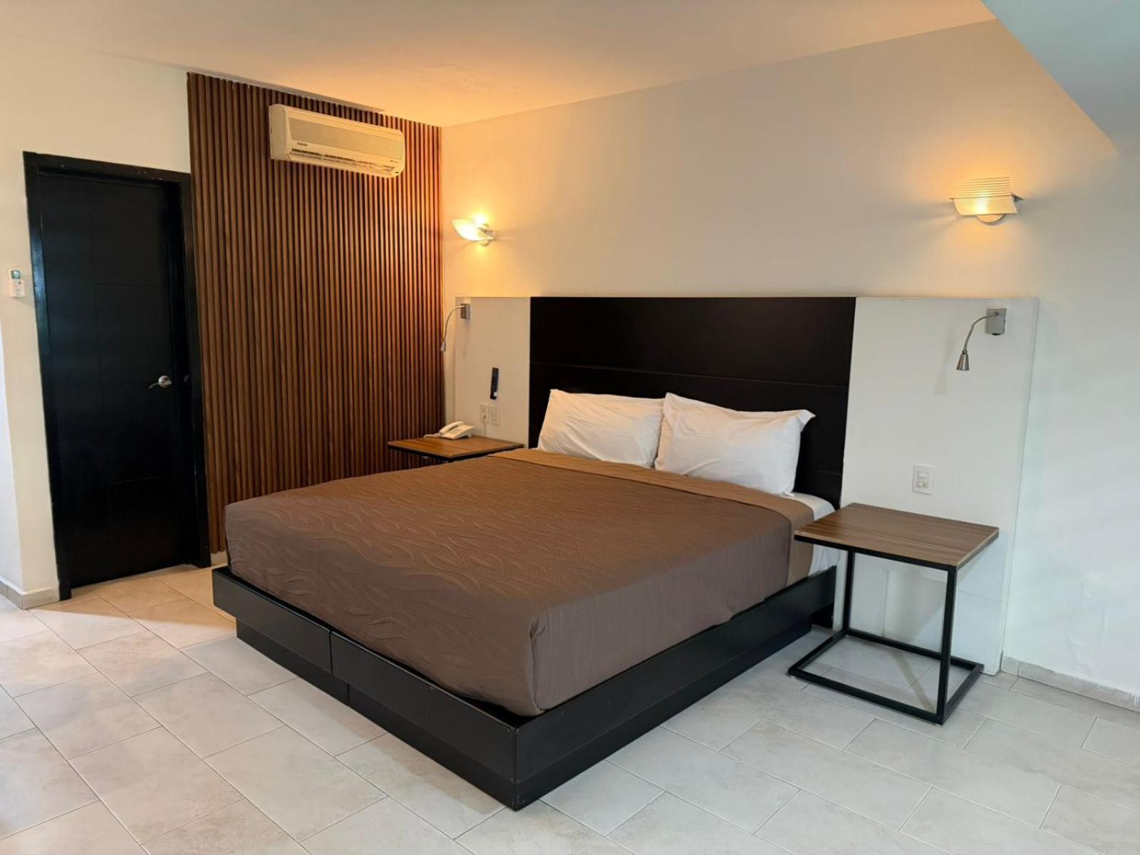 Hotel Suites del Real 4/21