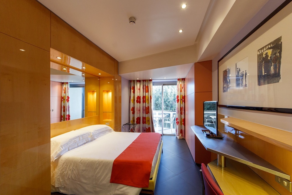 SUPERIOR, DOUBLE OR TWIN BED