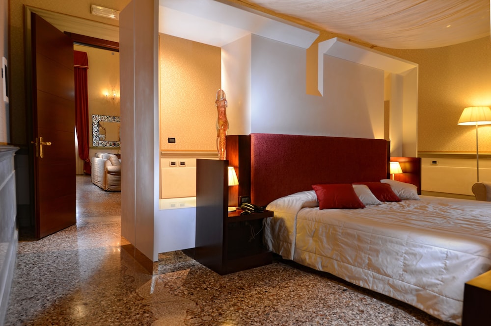 ROYAL, SUITE
