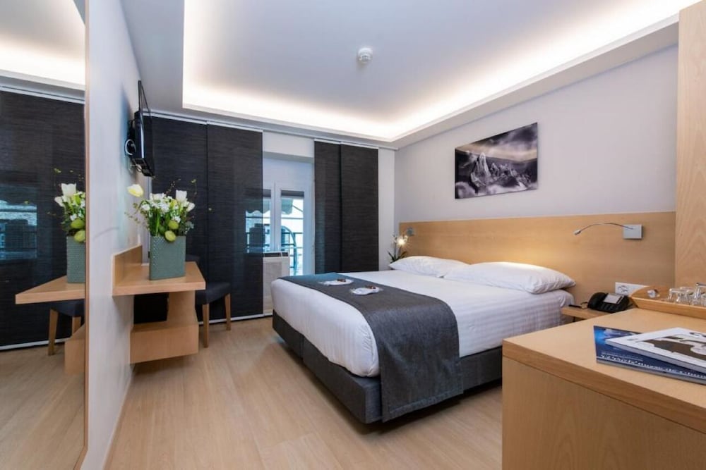 STANDARD, QUEEN BED