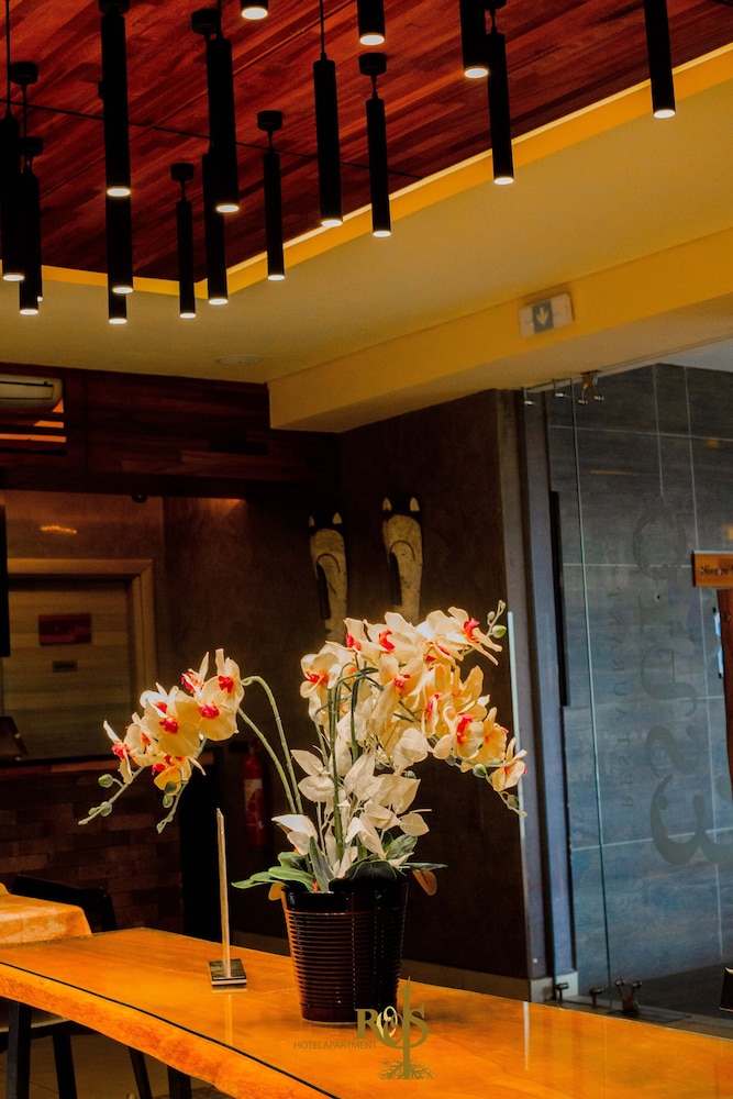 Roots Hotel Apartment 32/39