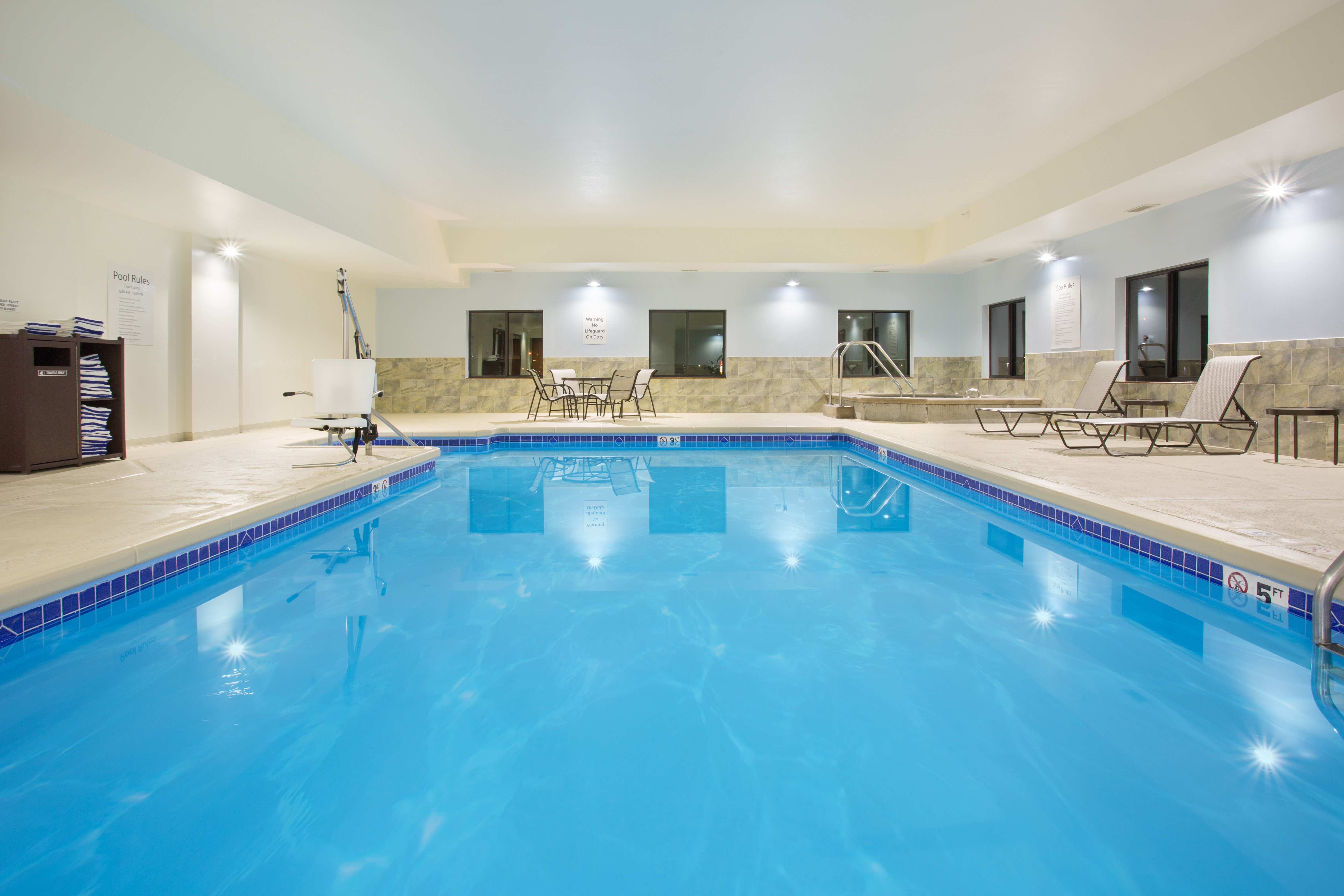 Holiday Inn Express Hotel Suites Concordia Us81 43/59