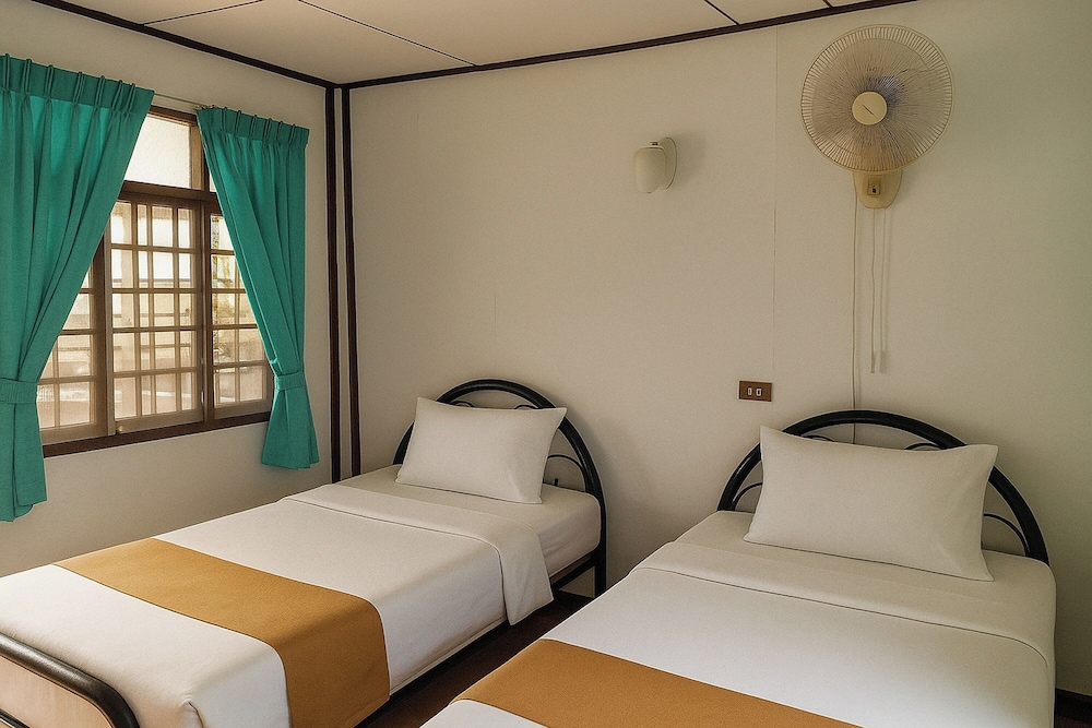 Bungalow, Twin Beds, with Fan 2/4