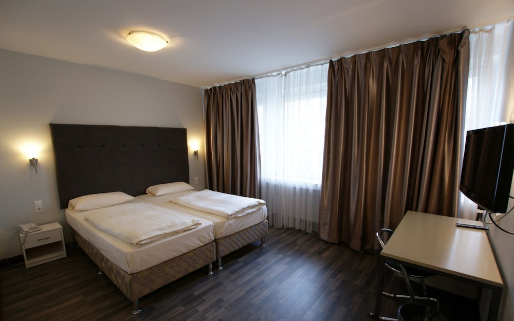 Bahn Hotel Dusseldorf 26/41
