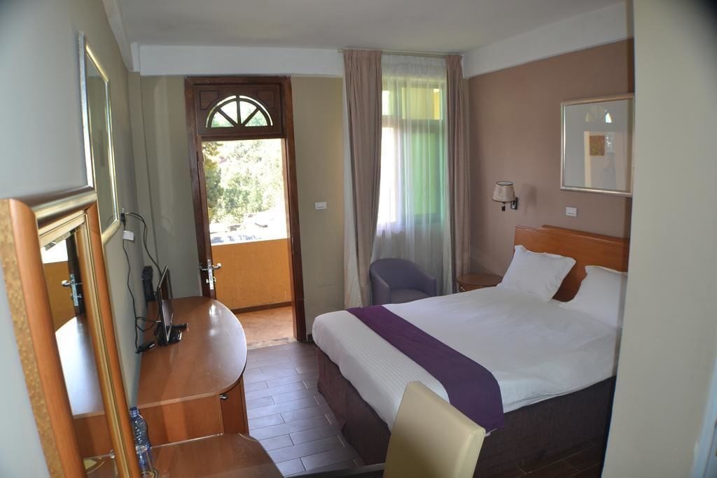 ROOM, QUEEN BED