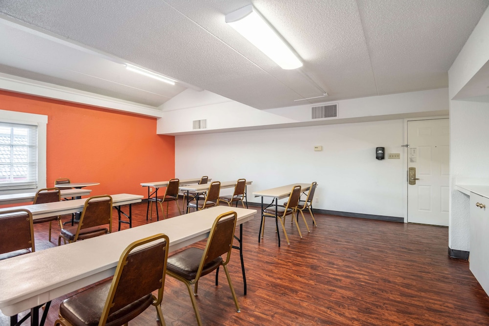 Motel6 Hazelwood, MO 39/46