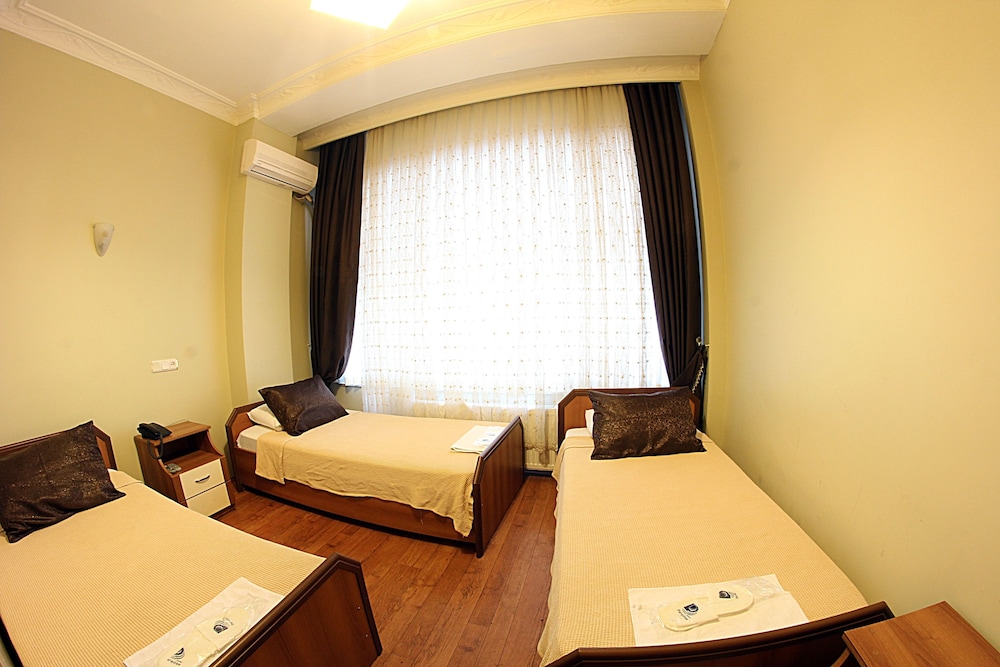 PARADISE HOTEL 26/36