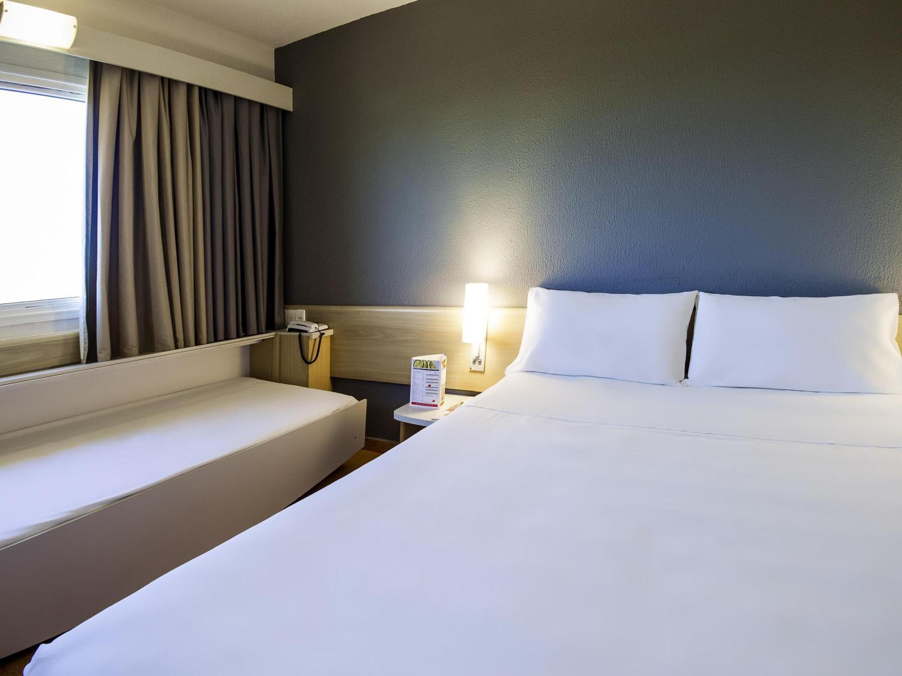 Room, 1 Queen and 1 Single Bed, with Child Extra Bed
