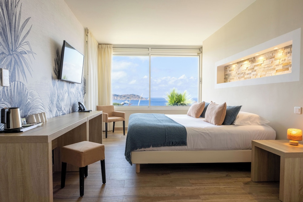 2 Bedrooms, Suite, Queen and Twin Beds, Sea View