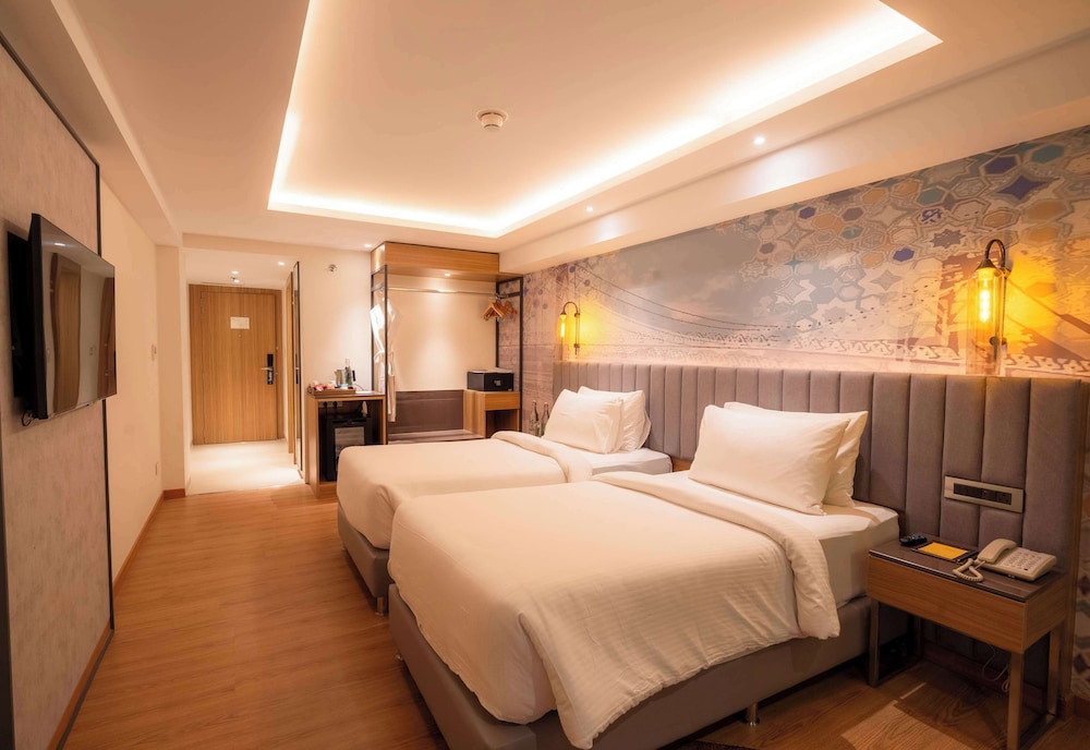 Golden Tulip Bhopal 19/50