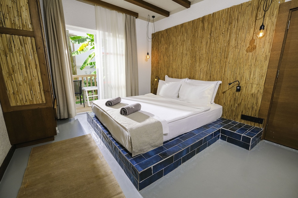 SUITE, QUEEN BED