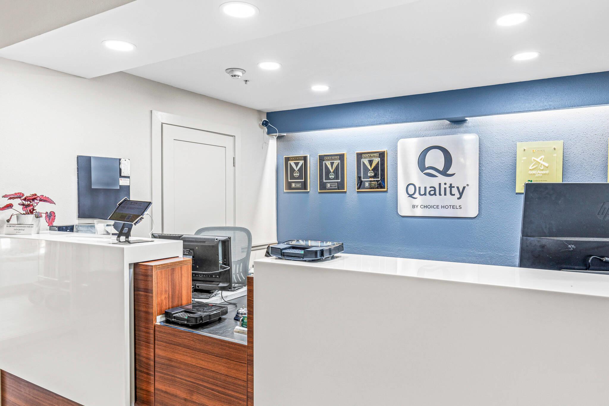 Quality Inn & Suites On The River 7/24