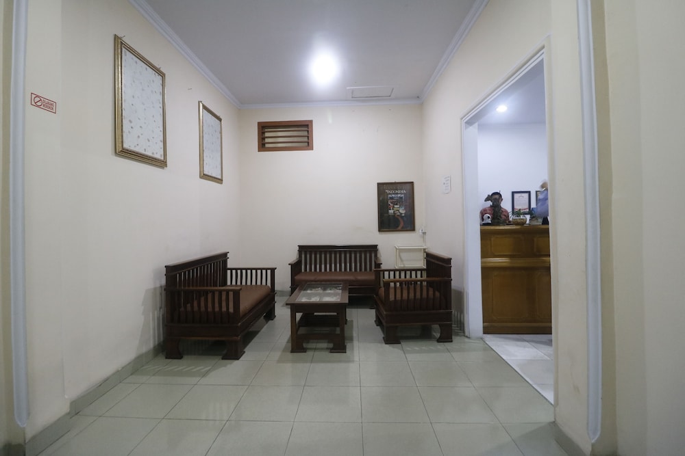 RedDoorz Plus near WTC Batanghari Mall 20/27