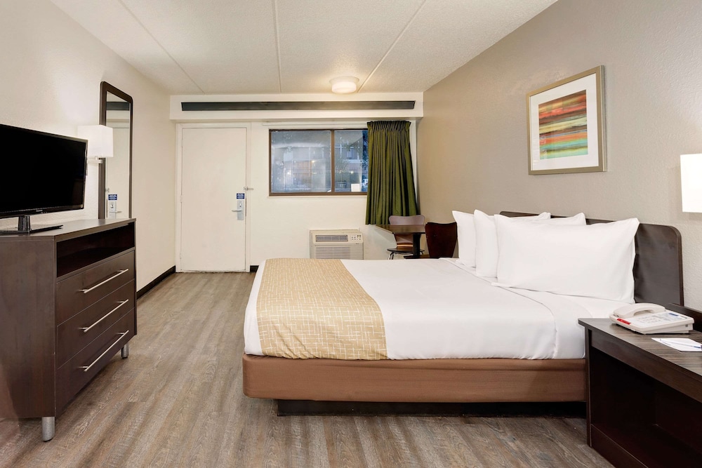 Travelodge by Wyndham College Park 8/25