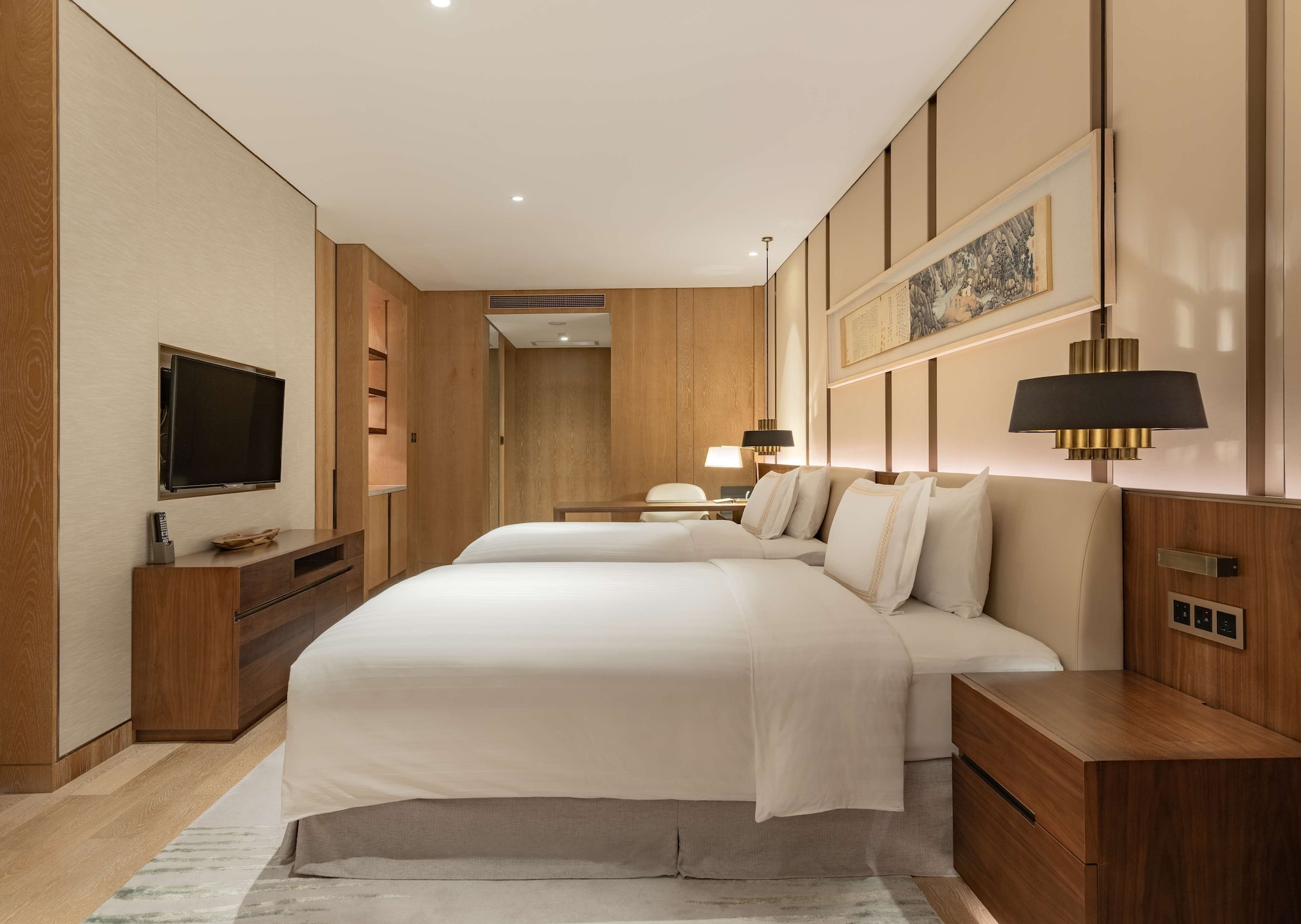DELUXE, 2 QUEEN BEDS, ATTRACTION VIEW