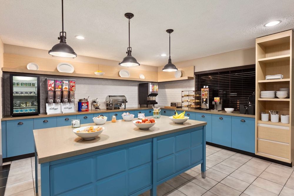 Country Inn and Suites by Radisson, Dahlgren-King George, VA 39/53