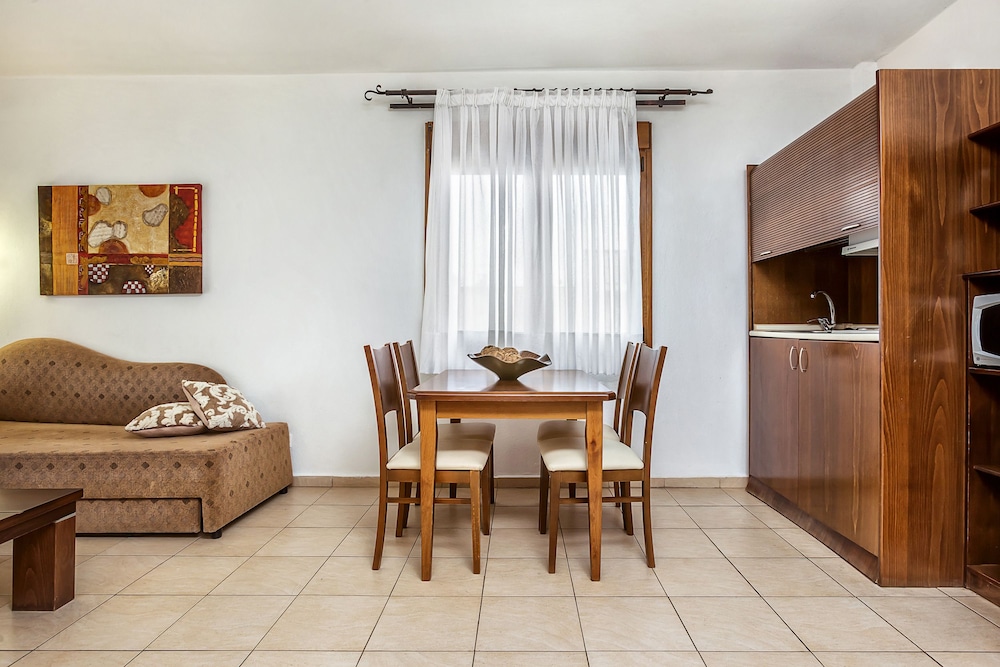 Nereides Hotel 40/49