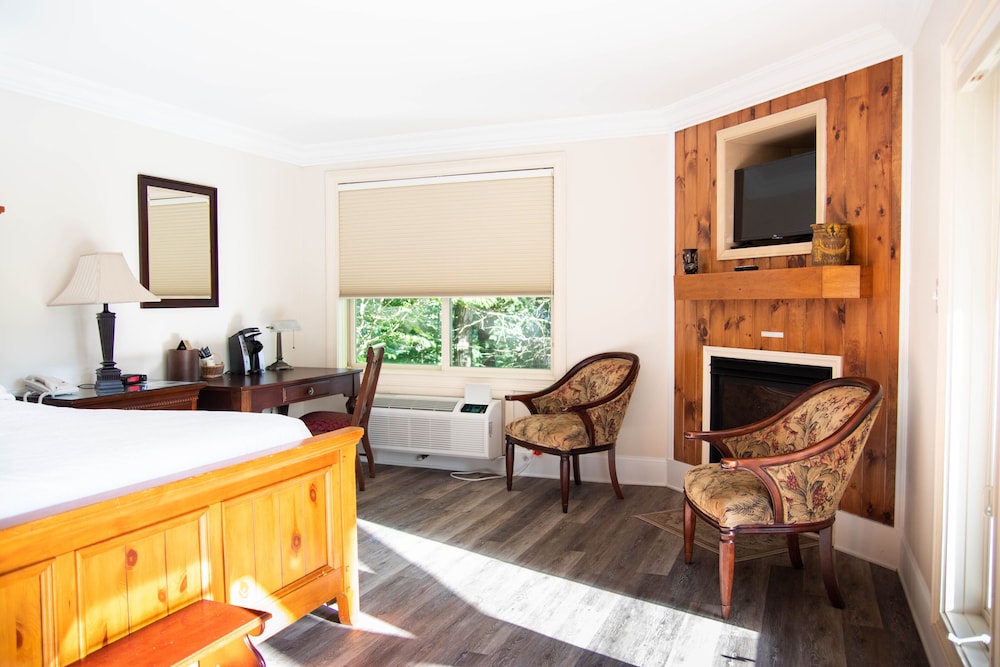 The Inn at Crestwood 29/65