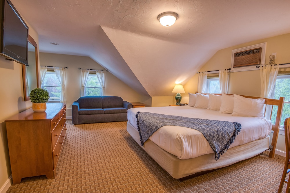 Deluxe, Family, King and Twin Beds, Lake View