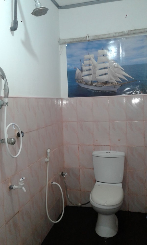 Star Rest Beach Hotel Arugambay 50/50