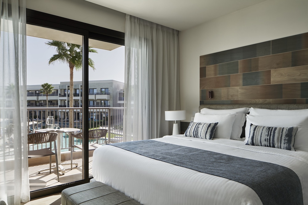 Junior, King Bed, Partial Sea View