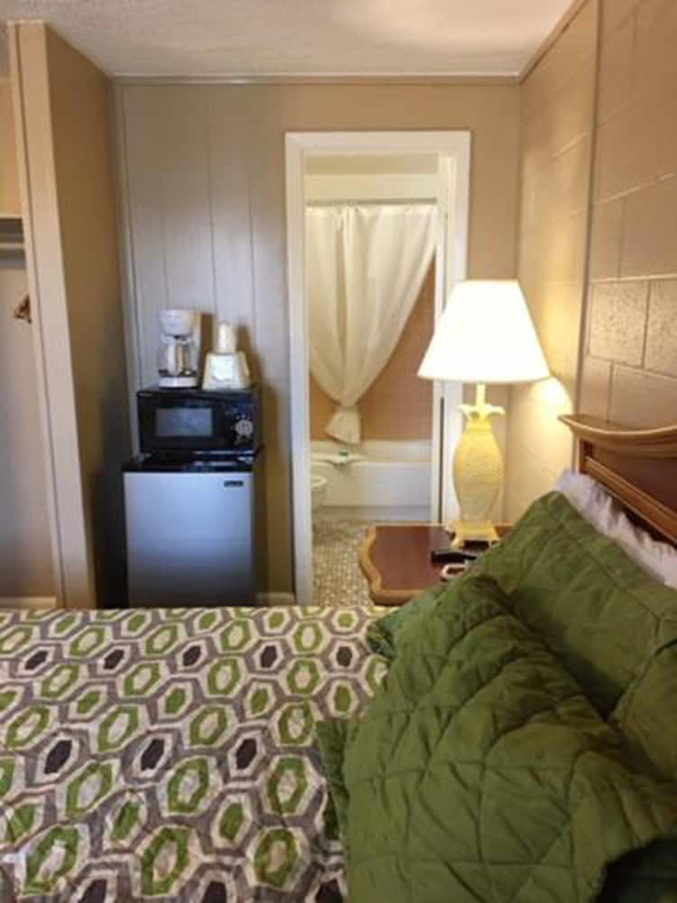 Polynesian Ocean Front Hotel 13/42