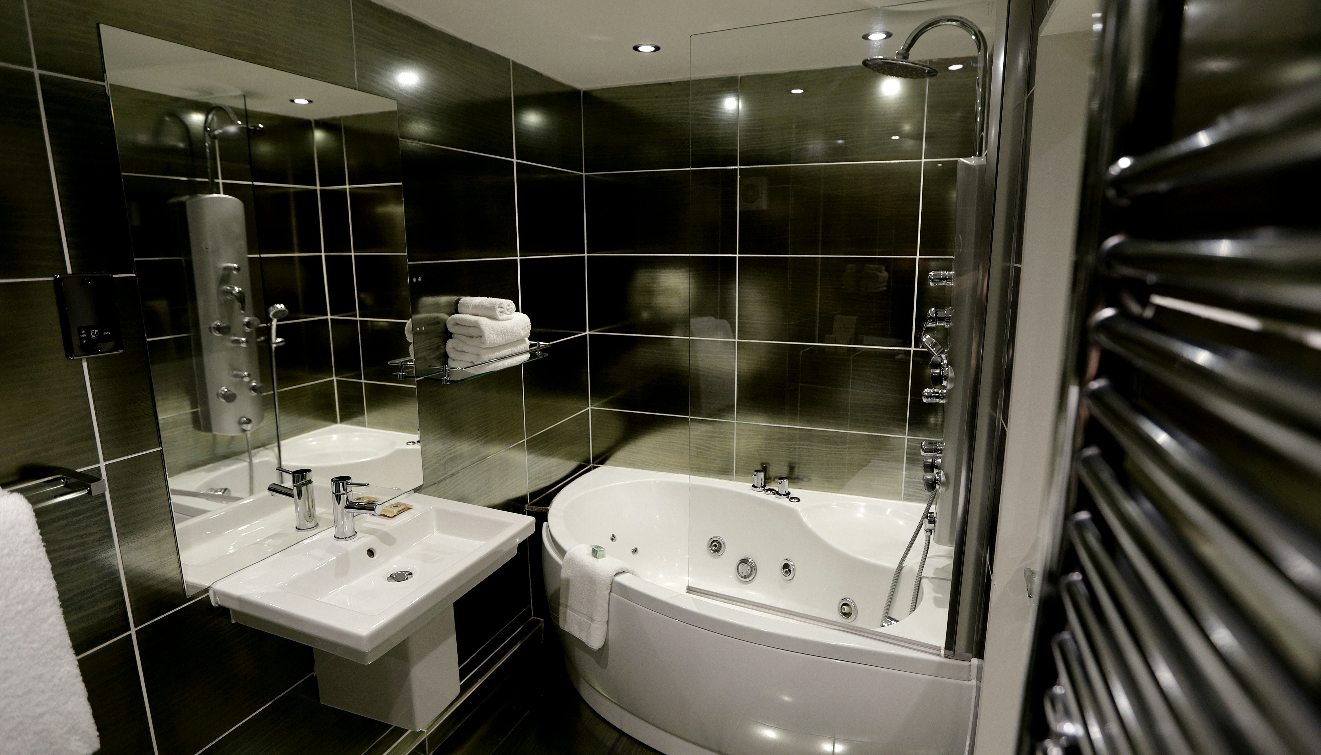 Nira Caledonia Hotel 63/69