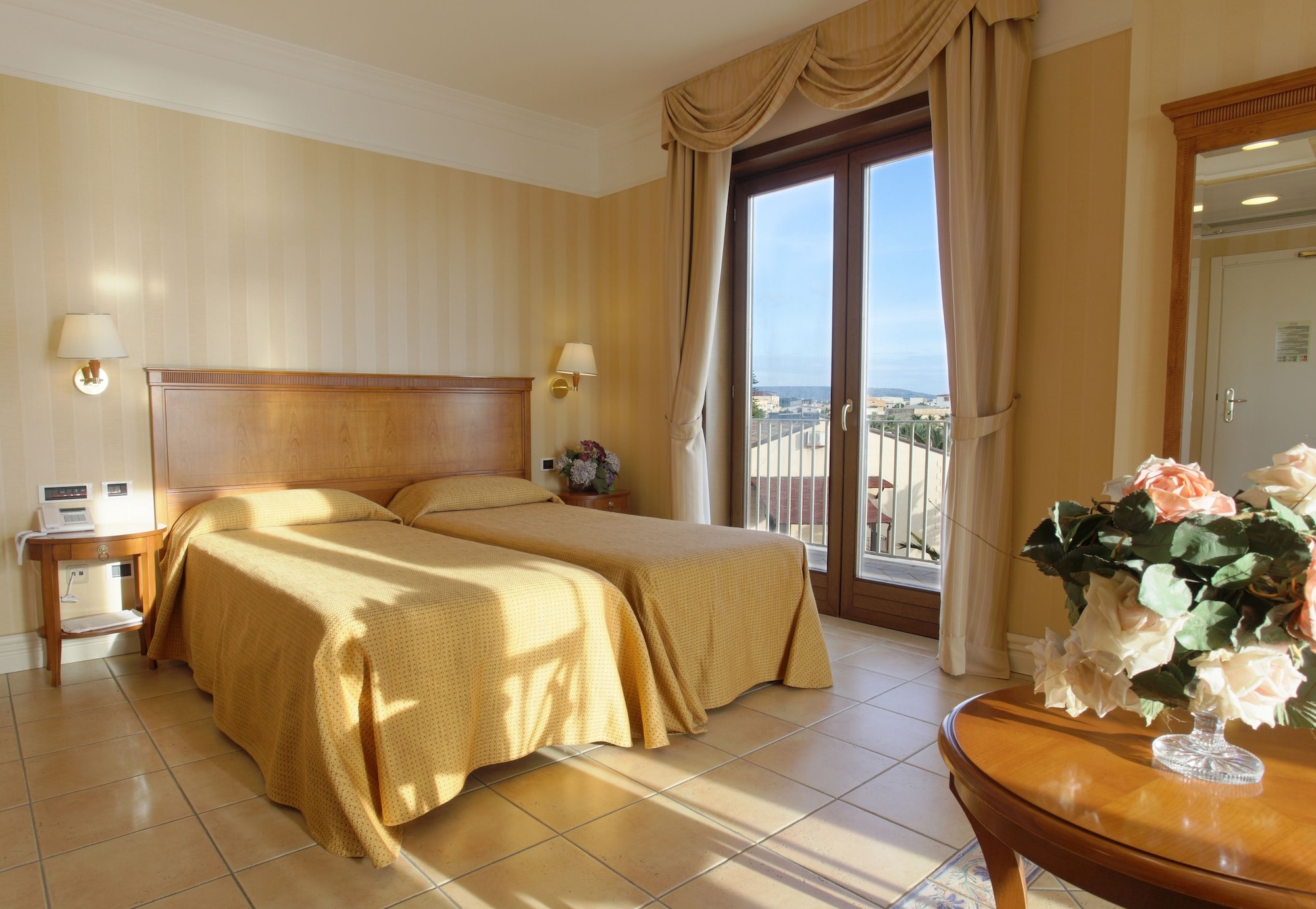 ROOM, DOUBLE OR TWIN BED