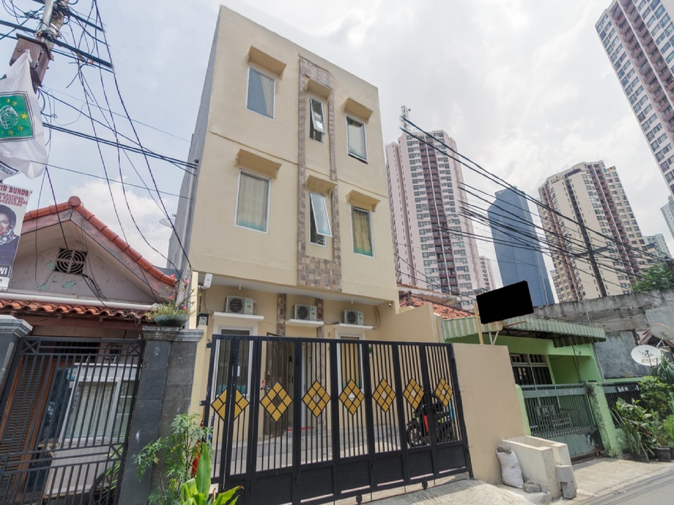 Reddoorz Plus Near Taman Rasuna Menteng 1/17