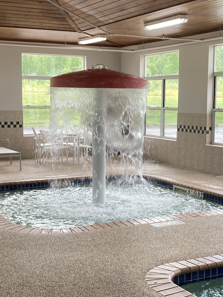 Country Inn and Suites By Radisson, Houghton, MI 10/26
