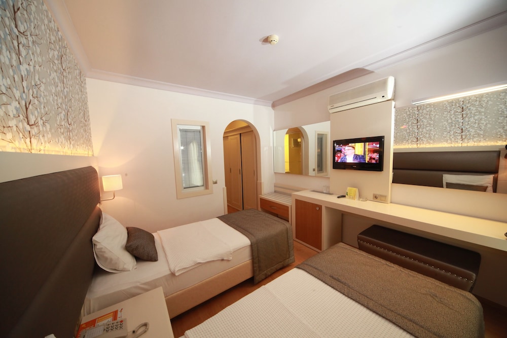 Faros Grand Hotel 20/48