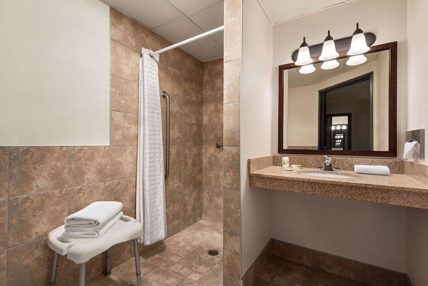 AmericInn by Wyndham Detroit Lakes 40/40