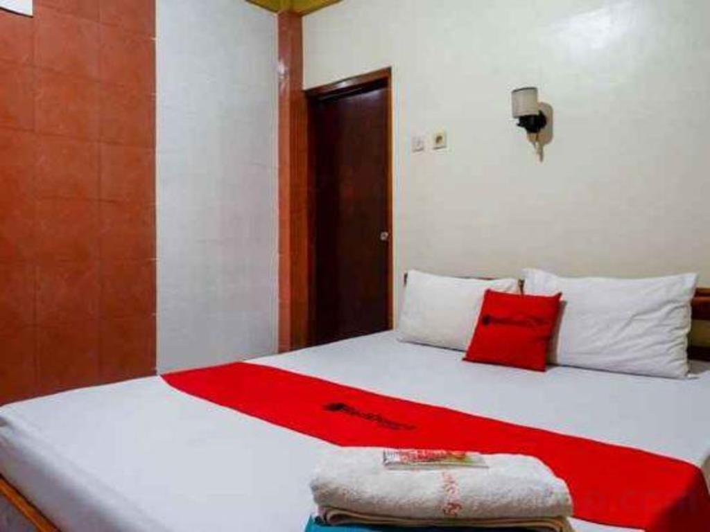 Reddoorz Plus Near Alun Alun Selatan 8/42