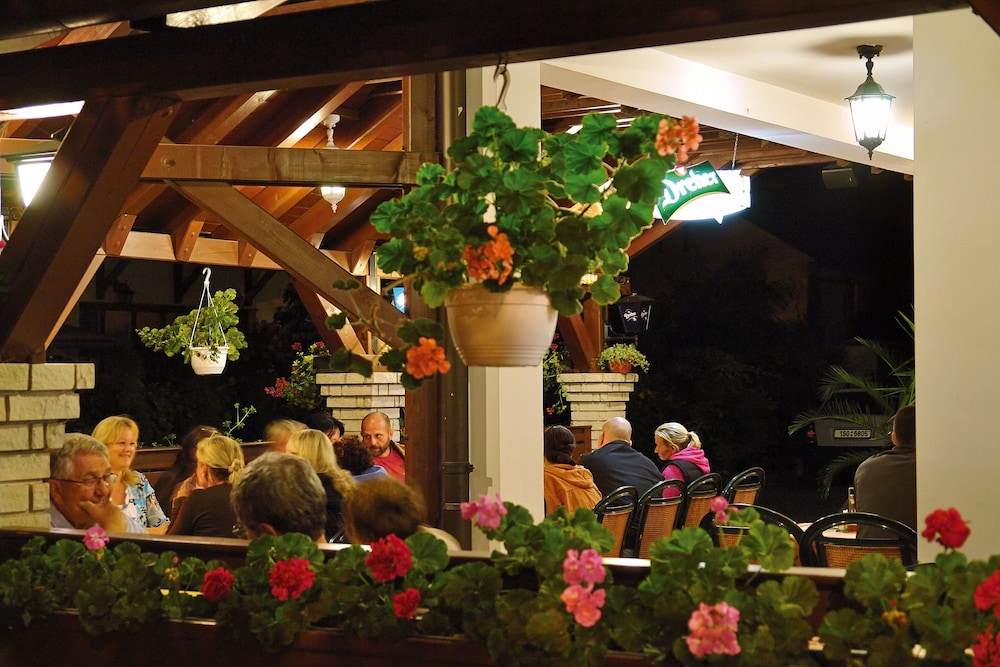 KORONA PENSION RESTAURANT 6/40