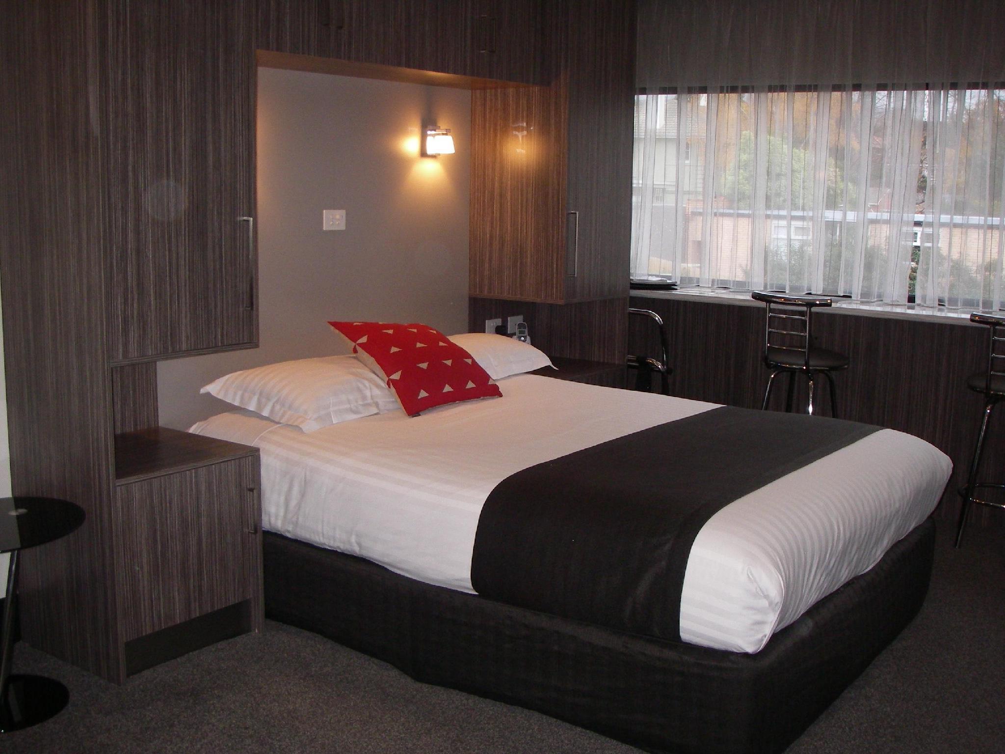 DELUXE, QUEEN BED